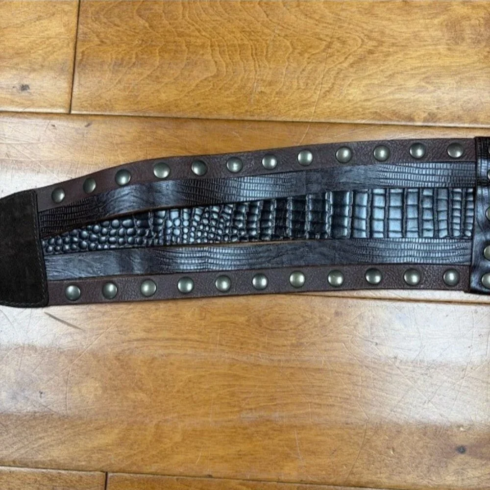 DKNY Donna Karan New York Genuine Leather Belt Made in Italy Size M Studded Boho